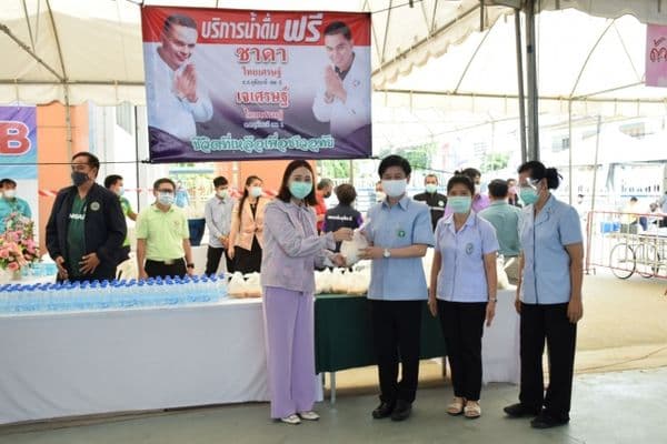 ภาพประกอบข่าว ลำดับที่ 5 จาก ให้กำลังใจแก่ผู้มารับวัคซีน พร้อมทั้งมอบอาหาร เนื่องในวันคล้ายวันเกิด