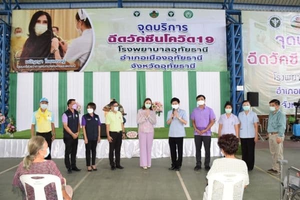 ภาพประกอบข่าว ลำดับที่ 6 จาก ให้กำลังใจแก่ผู้มารับวัคซีน พร้อมทั้งมอบอาหาร เนื่องในวันคล้ายวันเกิด