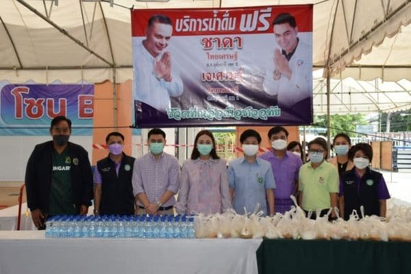 ภาพประกอบข่าว ลำดับที่ 12 จาก ให้กำลังใจแก่ผู้มารับวัคซีน พร้อมทั้งมอบอาหาร เนื่องในวันคล้ายวันเกิด