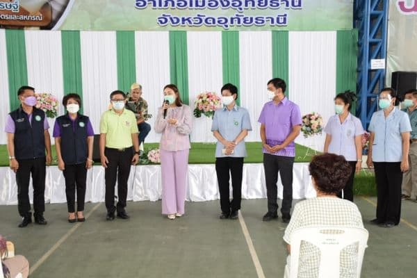 ภาพประกอบข่าว ลำดับที่ 13 จาก ให้กำลังใจแก่ผู้มารับวัคซีน พร้อมทั้งมอบอาหาร เนื่องในวันคล้ายวันเกิด