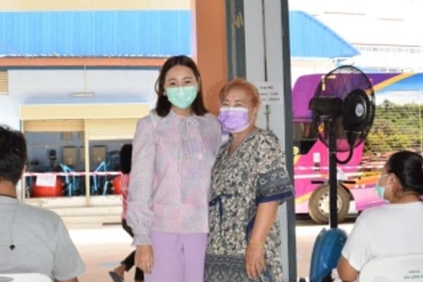 ภาพประกอบข่าว ลำดับที่ 15 จาก ให้กำลังใจแก่ผู้มารับวัคซีน พร้อมทั้งมอบอาหาร เนื่องในวันคล้ายวันเกิด
