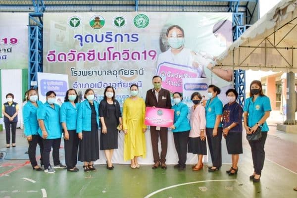 ภาพประกอบข่าว ลำดับที่ 1 จาก รับมอบน้ำดื่มจากผู้สนับสนุน พร้อมทั้งดูแลความเรียบร้อยสถานที่ฉีดวัคซีน