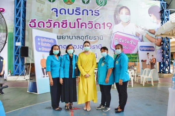 ภาพประกอบข่าว ลำดับที่ 2 จาก รับมอบน้ำดื่มจากผู้สนับสนุน พร้อมทั้งดูแลความเรียบร้อยสถานที่ฉีดวัคซีน