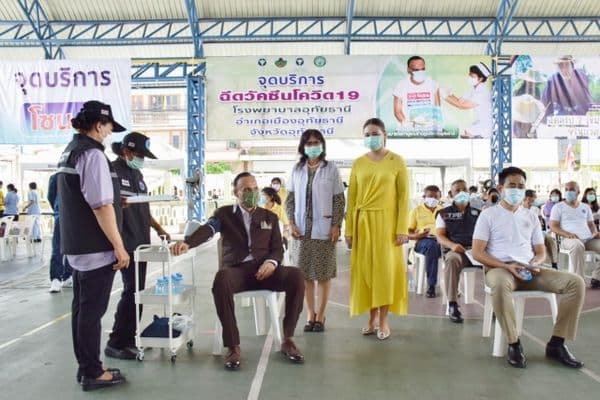 ภาพประกอบข่าว ลำดับที่ 8 จาก รับมอบน้ำดื่มจากผู้สนับสนุน พร้อมทั้งดูแลความเรียบร้อยสถานที่ฉีดวัคซีน