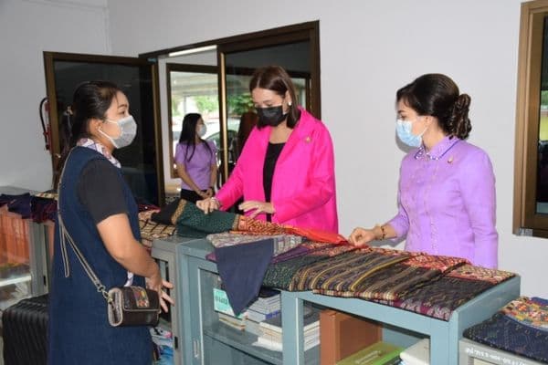 ภาพประกอบข่าว ลำดับที่ 2 จาก ร่วมประชุมคณะกรรมการจัดงานผ้าสืบสาน อนุรักษ์ศิลปะผ้าถิ่น ดำรงไว้ในแผ่นดินอุทัยธานี อุทัยธานีดี ของดีอยู่ที่ผ้า ครั้งที่ ๒ จังหวัดอุทัยธานี