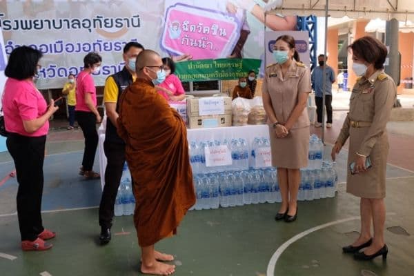 ภาพประกอบข่าว ลำดับที่ 2 จาก รับมอบอาหาร เครื่องดื่มจากวัดเนินตูม และดูแลความเรียบร้อยของสถานที่ พร้อมทั้งให้กำลังใจแก่ประชาชนที่มารับวัคซีนโควิด