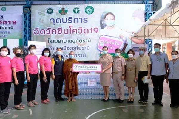 ภาพประกอบข่าว ลำดับที่ 4 จาก รับมอบอาหาร เครื่องดื่มจากวัดเนินตูม และดูแลความเรียบร้อยของสถานที่ พร้อมทั้งให้กำลังใจแก่ประชาชนที่มารับวัคซีนโควิด