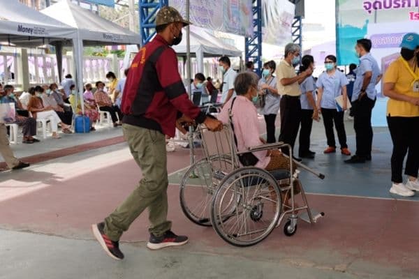 ภาพประกอบข่าว ลำดับที่ 5 จาก รับมอบอาหาร เครื่องดื่มจากวัดเนินตูม และดูแลความเรียบร้อยของสถานที่ พร้อมทั้งให้กำลังใจแก่ประชาชนที่มารับวัคซีนโควิด