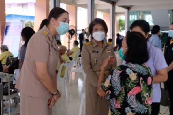 ภาพประกอบข่าว ลำดับที่ 6 จาก รับมอบอาหาร เครื่องดื่มจากวัดเนินตูม และดูแลความเรียบร้อยของสถานที่ พร้อมทั้งให้กำลังใจแก่ประชาชนที่มารับวัคซีนโควิด