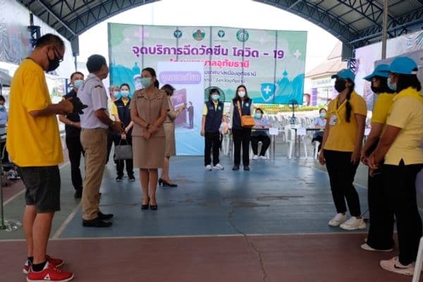 ภาพประกอบข่าว ลำดับที่ 8 จาก รับมอบอาหาร เครื่องดื่มจากวัดเนินตูม และดูแลความเรียบร้อยของสถานที่ พร้อมทั้งให้กำลังใจแก่ประชาชนที่มารับวัคซีนโควิด