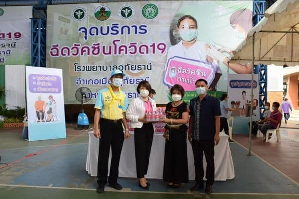 ภาพประกอบข่าว ลำดับที่ 2 จาก รับมอบน้ำดื่ม จากผู้ให้การสนับสนุนต่างๆ