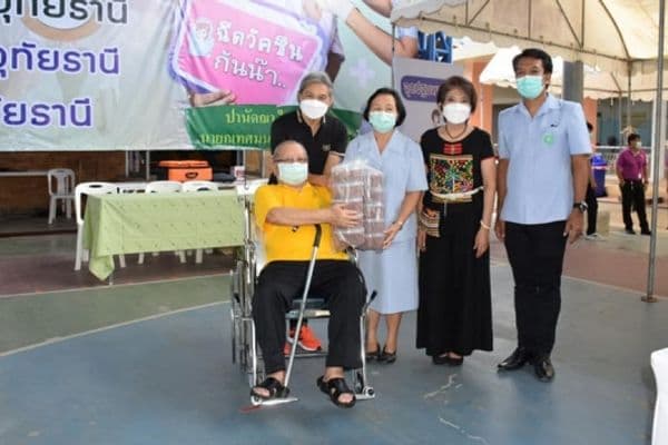 ภาพประกอบข่าว ลำดับที่ 4 จาก รับมอบน้ำดื่ม จากผู้ให้การสนับสนุนต่างๆ