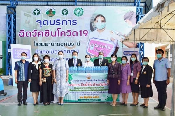 ภาพประกอบข่าว ลำดับที่ 6 จาก รับมอบน้ำดื่ม จากผู้ให้การสนับสนุนต่างๆ