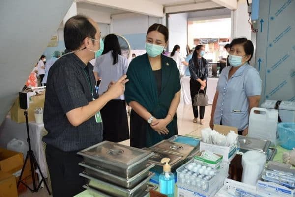 ภาพประกอบข่าว ลำดับที่ 2 จาก ให้กำลังใจแก่ประชาชนที่มารับวัคซีนโควิด 19 และรับมอบอาหาร เครื่องดื่มจากผู้ให้การสนับสนุน