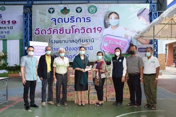 ภาพประกอบข่าว ลำดับที่ 4 จาก ให้กำลังใจแก่ประชาชนที่มารับวัคซีนโควิด 19 และรับมอบอาหาร เครื่องดื่มจากผู้ให้การสนับสนุน
