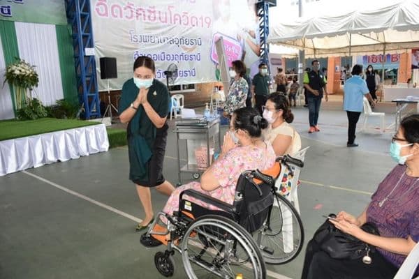 ภาพประกอบข่าว ลำดับที่ 10 จาก ให้กำลังใจแก่ประชาชนที่มารับวัคซีนโควิด 19 และรับมอบอาหาร เครื่องดื่มจากผู้ให้การสนับสนุน