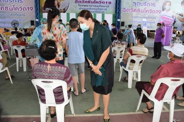 ภาพประกอบข่าว ลำดับที่ 13 จาก ให้กำลังใจแก่ประชาชนที่มารับวัคซีนโควิด 19 และรับมอบอาหาร เครื่องดื่มจากผู้ให้การสนับสนุน