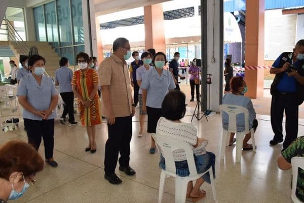 ภาพประกอบข่าว ลำดับที่ 2 จาก เตรียมสถานที่ฉีดวัคซีน 19 แก่ประชาชนชาวจังหวัดอุทัยธานี