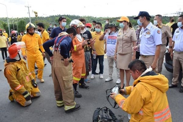 ภาพประกอบข่าว ลำดับที่ 1 จาก สั่งการงานป้องกันเทศบาลเมืองอุทัยธานี ร่วมกับหลายหน่วยงาน ระงับเหตุเพลิงไหม้ร้านบิ๊กวัน