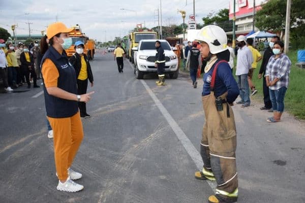 ภาพประกอบข่าว ลำดับที่ 3 จาก สั่งการงานป้องกันเทศบาลเมืองอุทัยธานี ร่วมกับหลายหน่วยงาน ระงับเหตุเพลิงไหม้ร้านบิ๊กวัน