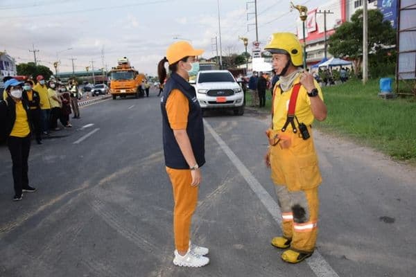 ภาพประกอบข่าว ลำดับที่ 4 จาก สั่งการงานป้องกันเทศบาลเมืองอุทัยธานี ร่วมกับหลายหน่วยงาน ระงับเหตุเพลิงไหม้ร้านบิ๊กวัน
