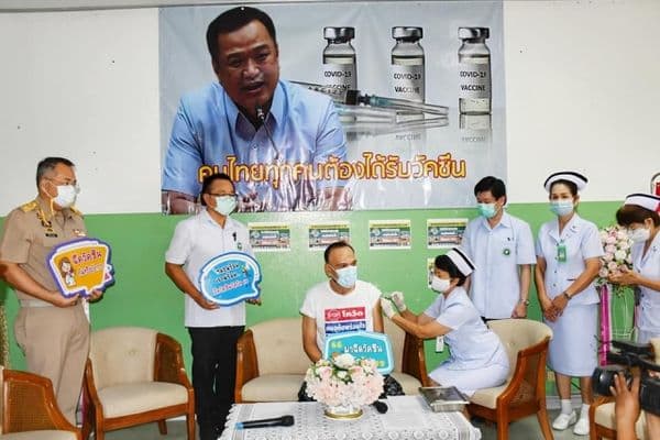 ภาพประกอบข่าว ลำดับที่ 3 จาก นายกฯ ปานัดฌา ไทยเศรษฐ์ ร่วมรณรงค์ฉีดวัคซีนป้องกันโรคโควิด-19 จังหวัดอุทัยธานี