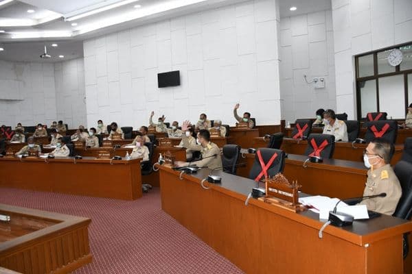 ภาพประกอบข่าว ลำดับที่ 12 จาก ประชุมสภาเทศบาลเมืองอุทัยธานี สมัยสามัญ สมัยแรก ประจำปี 2564 โดยนายกฯปานัดฌา ไทยเศรษฐ์ นายกเทศมนตรีเมืองอุทัยธานี ได้แถลงนโยบายการบริหารงานต่อสภาเทศบาลเมืองอุทัยธานี