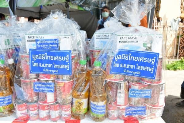ภาพประกอบข่าว ลำดับที่ 1 จาก มอบถุงยังชีพของมูลนิธิไทยเศรษฐ์ เพื่อเป็นการบรรเทาความเดือดร้อนเบื้องต้นให้กับประชาชนที่อยู่ระหว่างการกักตัว บริเวณชุมชนหน้าวัดสังกัสรัตนคีรี