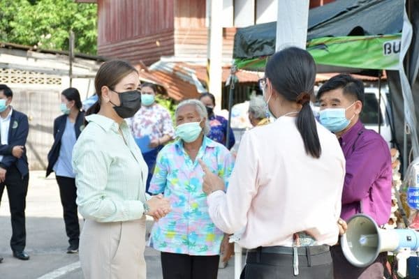 ภาพประกอบข่าว ลำดับที่ 3 จาก มอบถุงยังชีพของมูลนิธิไทยเศรษฐ์ เพื่อเป็นการบรรเทาความเดือดร้อนเบื้องต้นให้กับประชาชนที่อยู่ระหว่างการกักตัว บริเวณชุมชนหน้าวัดสังกัสรัตนคีรี