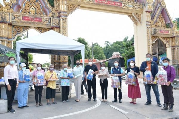 ภาพประกอบข่าว ลำดับที่ 5 จาก มอบถุงยังชีพของมูลนิธิไทยเศรษฐ์ เพื่อเป็นการบรรเทาความเดือดร้อนเบื้องต้นให้กับประชาชนที่อยู่ระหว่างการกักตัว บริเวณชุมชนหน้าวัดสังกัสรัตนคีรี