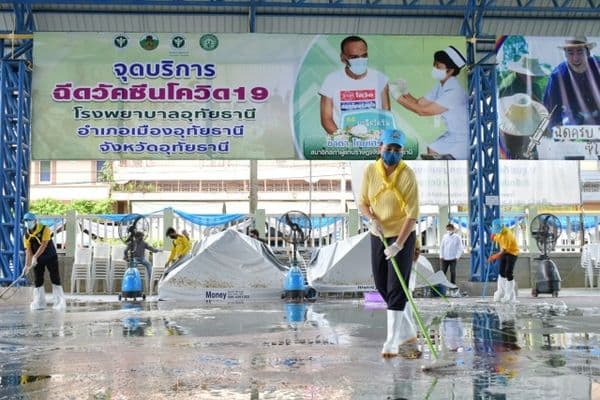 ภาพประกอบข่าว ลำดับที่ 5 จาก ร่วมทำสะอาดสถานที่และพื้นที่ผิวสัมผัสร่วมจุดให้บริการฉีดวัคซีนโควิด-19 บริเวณเทศบาลเมืองอุทัยธานี