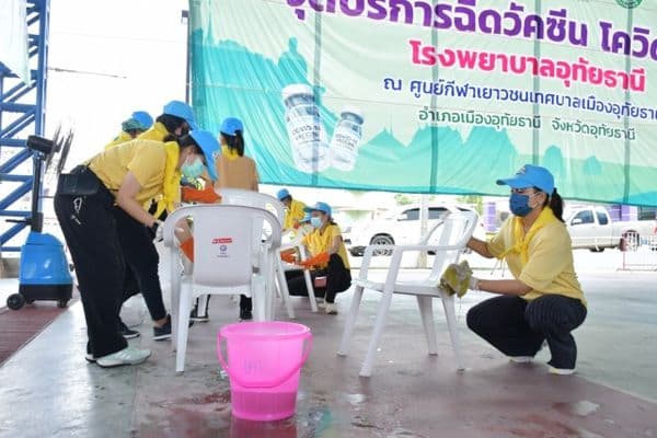 ภาพประกอบข่าว ลำดับที่ 2 จาก ร่วมทำสะอาดสถานที่และพื้นที่ผิวสัมผัสร่วมจุดให้บริการฉีดวัคซีนโควิด-19 บริเวณเทศบาลเมืองอุทัยธานี