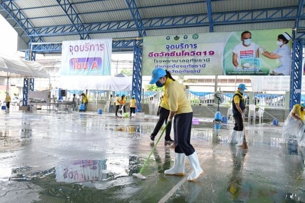 ภาพประกอบข่าว ลำดับที่ 7 จาก ร่วมทำสะอาดสถานที่และพื้นที่ผิวสัมผัสร่วมจุดให้บริการฉีดวัคซีนโควิด-19 บริเวณเทศบาลเมืองอุทัยธานี