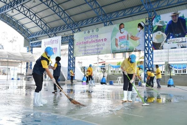 ภาพประกอบข่าว ลำดับที่ 9 จาก ร่วมทำสะอาดสถานที่และพื้นที่ผิวสัมผัสร่วมจุดให้บริการฉีดวัคซีนโควิด-19 บริเวณเทศบาลเมืองอุทัยธานี