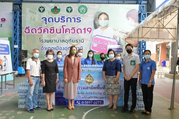 ภาพประกอบข่าว ลำดับที่ 3 จาก รับมอบน้ำดื่มและชุด PPE ณ จุดบริการฉีดวัคซีนเทศบาลเมือง​อุทัยธานี