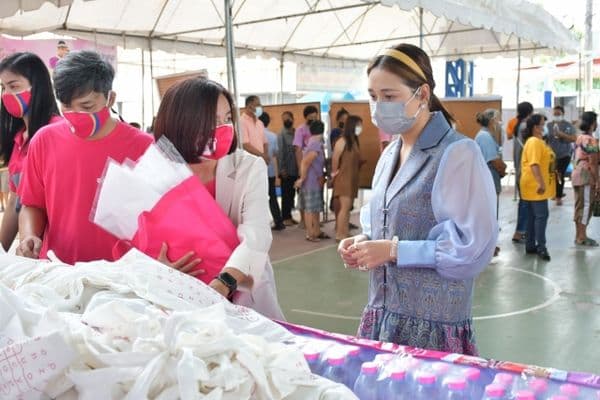 ภาพประกอบข่าว ลำดับที่ 3 จาก รับมอบชุด PPE และน้ำดื่มจาก Foodpanda สาขาอุทัยธานี