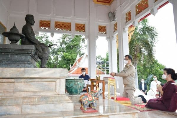 ภาพประกอบข่าว ลำดับที่ 1 จาก นายกเทศมนตรีเมืองอุทัยธานี ให้การต้อนรับนายขจรเกียรติ รักพานิชมณี ผู้ว่าราชการจังหวัดอุทัยธานี เดินทางไปสักการะพระราชานุสาวรีย์สมเด็จพระปฐมบรมมหาชนก บนยอดเขาสะแกกรัง