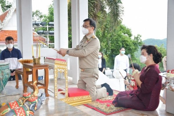 ภาพประกอบข่าว ลำดับที่ 5 จาก นายกเทศมนตรีเมืองอุทัยธานี ให้การต้อนรับนายขจรเกียรติ รักพานิชมณี ผู้ว่าราชการจังหวัดอุทัยธานี เดินทางไปสักการะพระราชานุสาวรีย์สมเด็จพระปฐมบรมมหาชนก บนยอดเขาสะแกกรัง