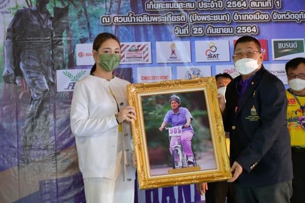 ภาพประกอบข่าว ลำดับที่ 4 จาก พิธีเปิดการแข่งขันจักรยานเสือภูเขาทางเรียบใจเกินร้อย ชิงถ้วยพระราชทาน
