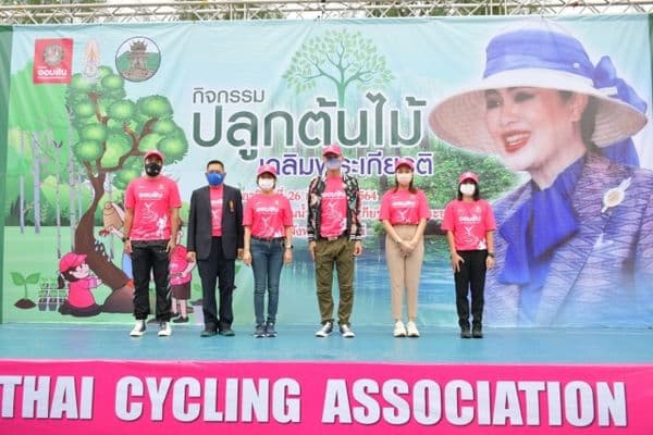 ภาพประกอบข่าว ลำดับที่ 11 จาก ร่วมพิธีปลูกต้นไม้เฉลิมพระเกียรติฯ