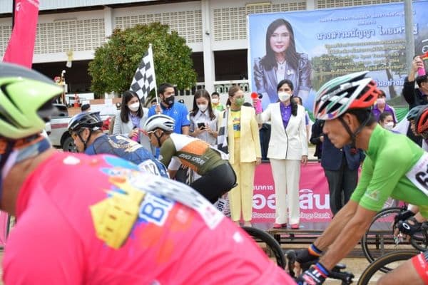 ภาพประกอบข่าว ลำดับที่ 4 จาก ร่วมพิธีเปิดและรับโล่ผู้สนับสนุนการจัดการแข่งขันจักรยานปั่นเพื่อชีวิต Sport Tourism Bike ๔ All