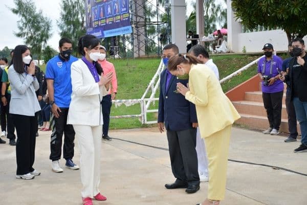 ภาพประกอบข่าว ลำดับที่ 14 จาก ร่วมพิธีเปิดและรับโล่ผู้สนับสนุนการจัดการแข่งขันจักรยานปั่นเพื่อชีวิต Sport Tourism Bike ๔ All