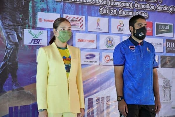ภาพประกอบข่าว ลำดับที่ 19 จาก ร่วมพิธีเปิดและรับโล่ผู้สนับสนุนการจัดการแข่งขันจักรยานปั่นเพื่อชีวิต Sport Tourism Bike ๔ All
