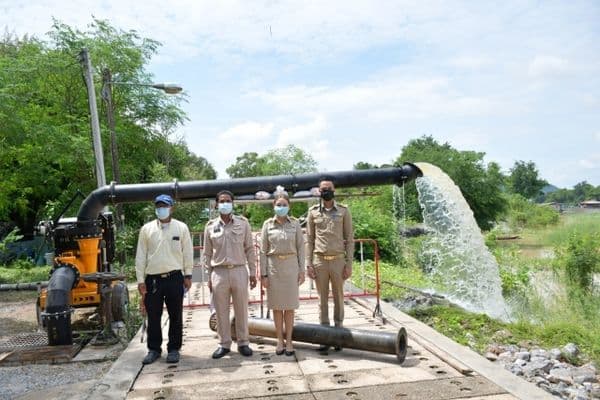 ภาพประกอบข่าว ลำดับที่ 1 จาก รับมอบเครื่องสูบน้ำจากโยธาธิการจังหวัดและติดตั้งไว้บริเวณประตูน้ำวัดพิชัยฯ