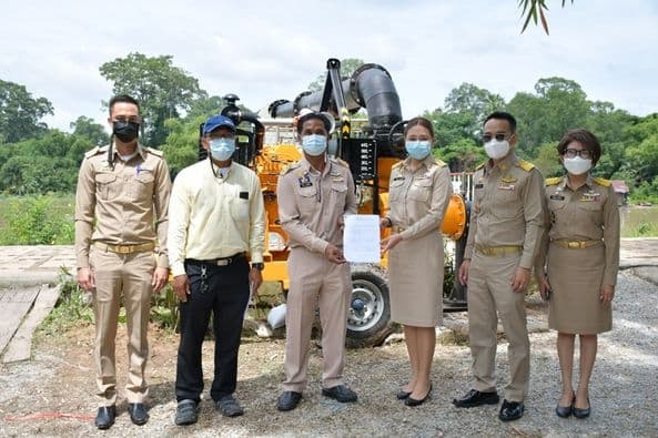 ภาพประกอบข่าว ลำดับที่ 5 จาก รับมอบเครื่องสูบน้ำจากโยธาธิการจังหวัดและติดตั้งไว้บริเวณประตูน้ำวัดพิชัยฯ
