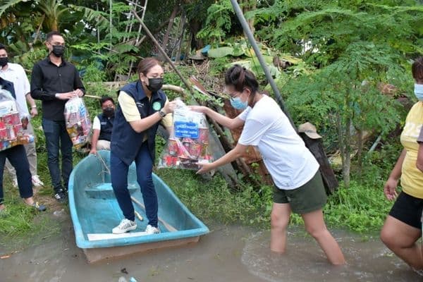 ภาพประกอบข่าว ลำดับที่ 3 จาก ลงพื้นที่ตรวจเยี่ยมบ้านเรือนประชาชนที่น้ำท่วมขัง พร้อมทั้งมอบถุงยังชีพเพื่อบรรเทาความเดือดร้อนเบื้องต้น