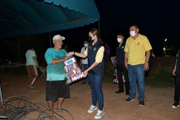 ภาพประกอบข่าว ลำดับที่ 8 จาก ลงพื้นที่ตรวจเยี่ยมบ้านเรือนประชาชนที่น้ำท่วมขัง พร้อมทั้งมอบถุงยังชีพเพื่อบรรเทาความเดือดร้อนเบื้องต้น