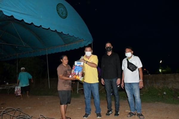 ภาพประกอบข่าว ลำดับที่ 14 จาก ลงพื้นที่ตรวจเยี่ยมบ้านเรือนประชาชนที่น้ำท่วมขัง พร้อมทั้งมอบถุงยังชีพเพื่อบรรเทาความเดือดร้อนเบื้องต้น