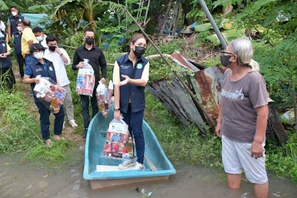 ภาพประกอบข่าว ลำดับที่ 16 จาก ลงพื้นที่ตรวจเยี่ยมบ้านเรือนประชาชนที่น้ำท่วมขัง พร้อมทั้งมอบถุงยังชีพเพื่อบรรเทาความเดือดร้อนเบื้องต้น