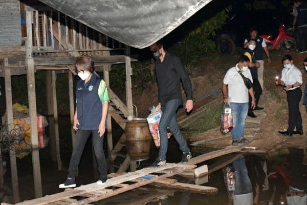 ภาพประกอบข่าว ลำดับที่ 18 จาก ลงพื้นที่ตรวจเยี่ยมบ้านเรือนประชาชนที่น้ำท่วมขัง พร้อมทั้งมอบถุงยังชีพเพื่อบรรเทาความเดือดร้อนเบื้องต้น
